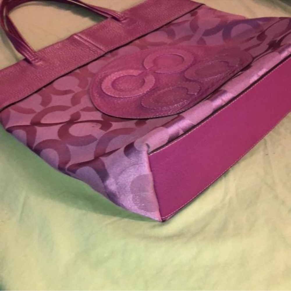 Authentic Coach tote with leather logo and details, beautiful berry color. - Picture 4 of 11
